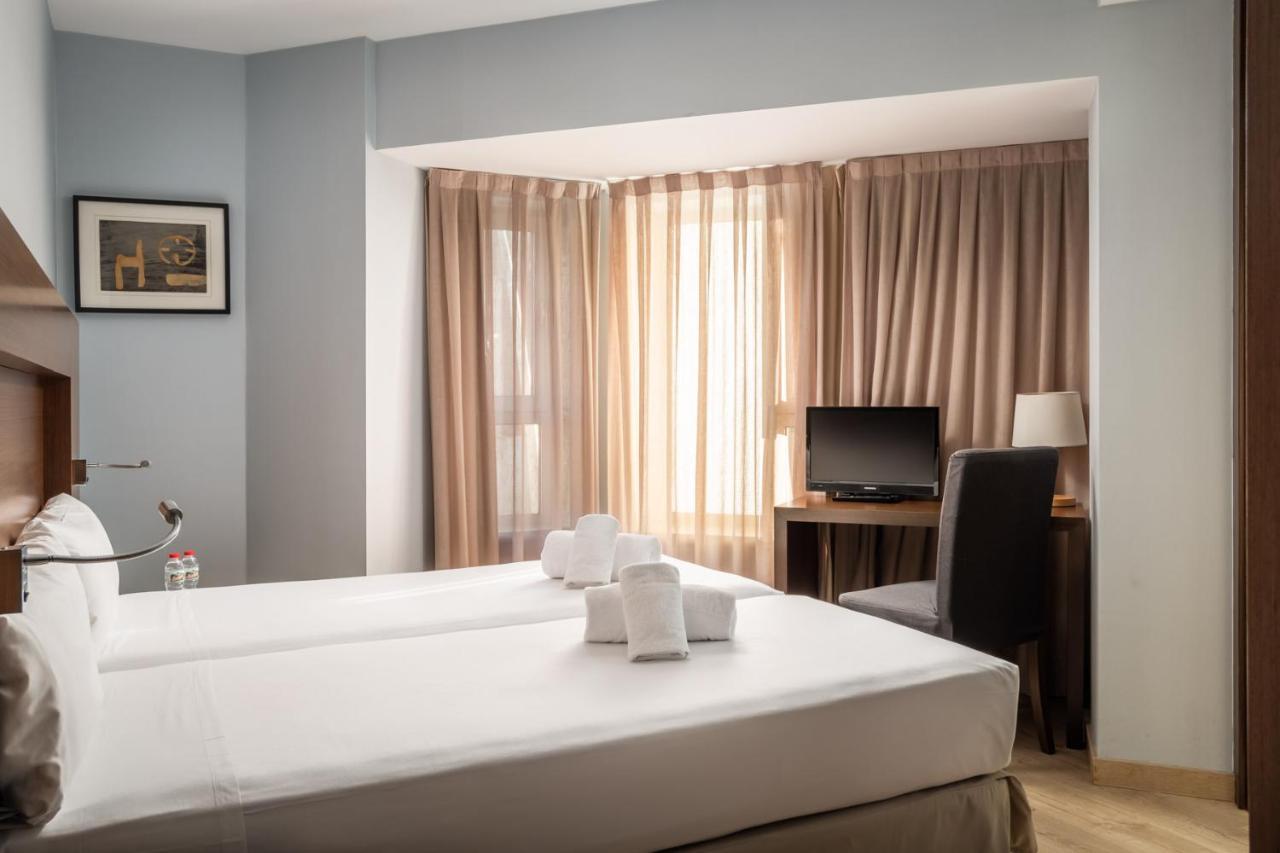 Hotel Madanis Liceo โอสปิตาเล็ต เดอ โยเบรกัต ภายนอก รูปภาพ