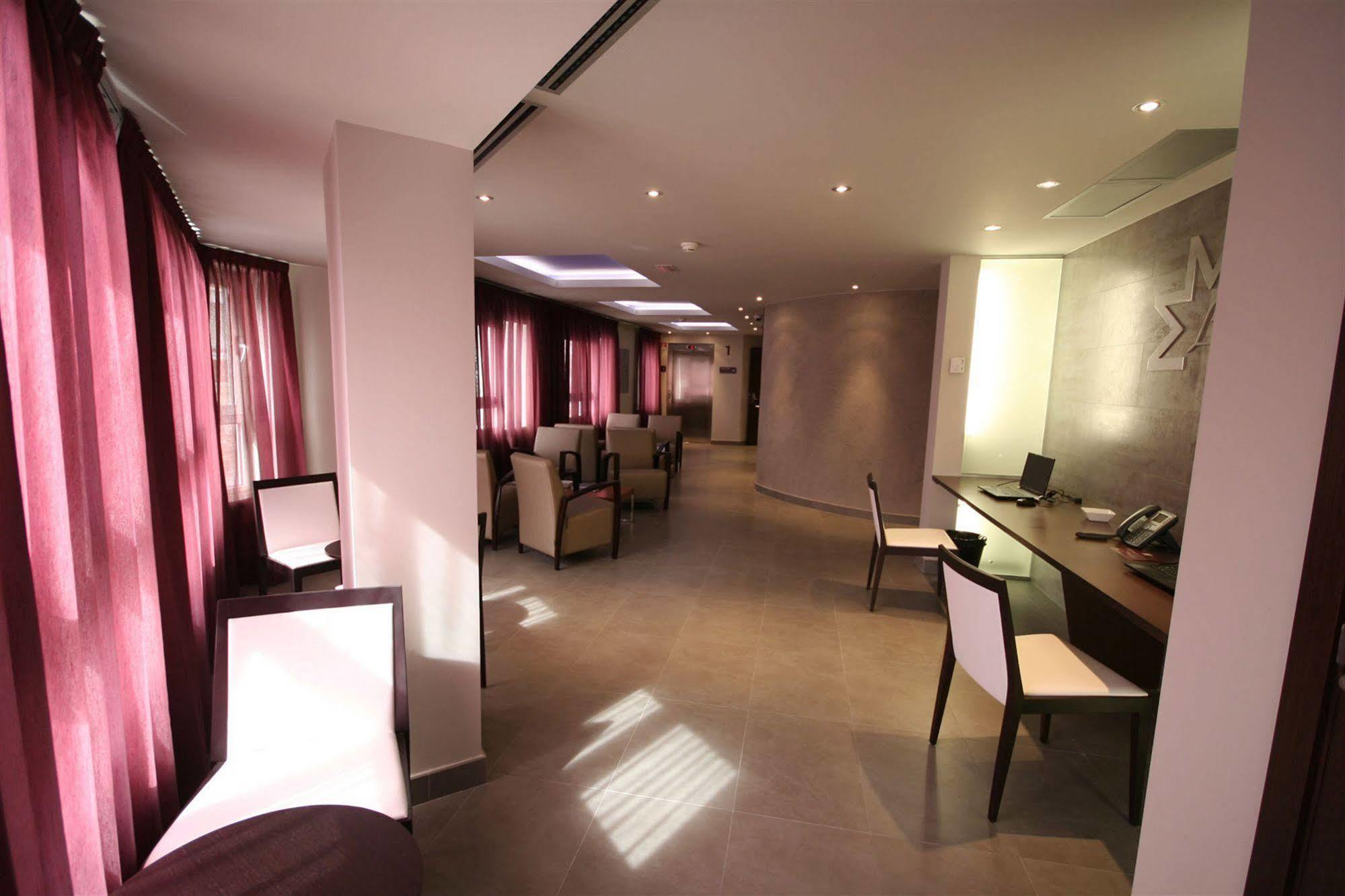 Hotel Madanis Liceo โอสปิตาเล็ต เดอ โยเบรกัต ภายนอก รูปภาพ