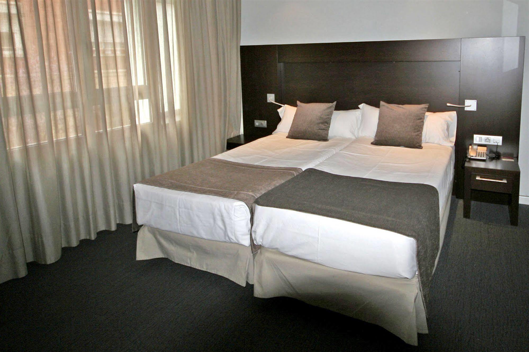 Hotel Madanis Liceo โอสปิตาเล็ต เดอ โยเบรกัต ภายนอก รูปภาพ