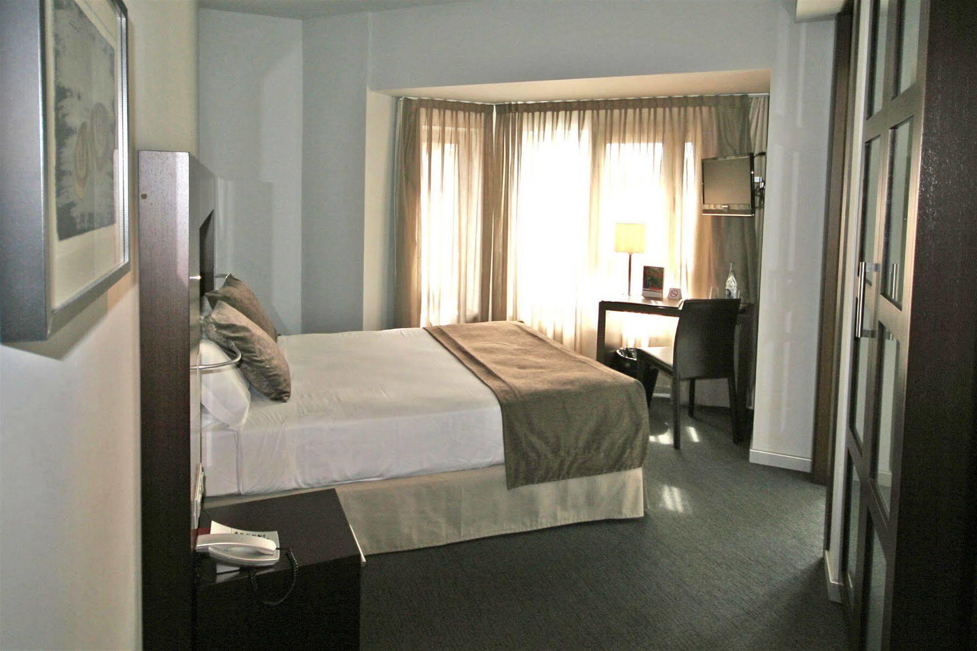 Hotel Madanis Liceo โอสปิตาเล็ต เดอ โยเบรกัต ภายนอก รูปภาพ